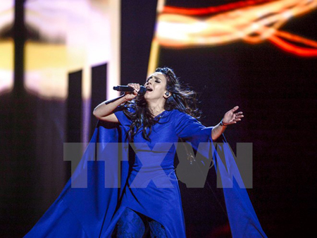 Ca sỹ Susana Jamaladinova biểu diễn trong đêm chung kết Eurovision 2016.